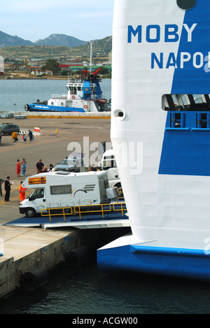 Sardina Olbia véhicules port débarquant d'arrière fin de quai roll on roll off ferry Banque D'Images