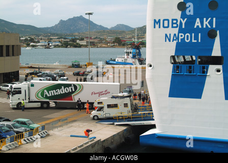 Port Olbia Sardaigne comprend les véhicules de camping-car & camions débarquant d'arrière fin de quai roll on roll off ferry Banque D'Images