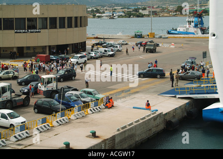 Sardina Olbia véhicules port débarquant d'arrière fin de quai roll on roll off ferry Banque D'Images