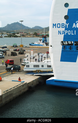 Sardina Olbia véhicules port débarquant d'arrière fin de quai roll on roll off ferry Banque D'Images