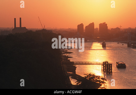 Vue de dessus Chelsea Bridge vers Battersea Park Albert Bridge et Lots Road River Thames London England Banque D'Images