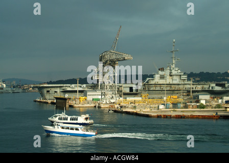 Port de Toulon porte-avions amarré Banque D'Images