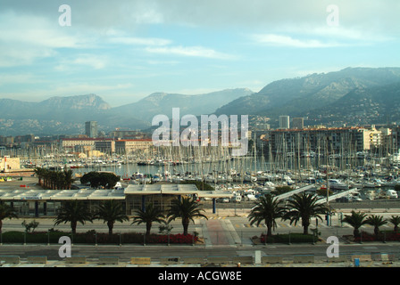 Port de Marina de Toulon amarré bateaux à voile avec appartements et sur la colline au-delà Banque D'Images