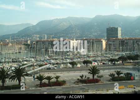 Port de Marina de Toulon amarré bateaux à voile avec appartements et sur la colline au-delà Banque D'Images