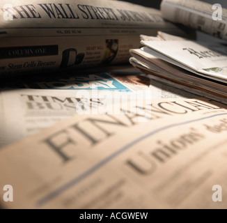 Une pile de american Financial Times Business journaux Banque D'Images