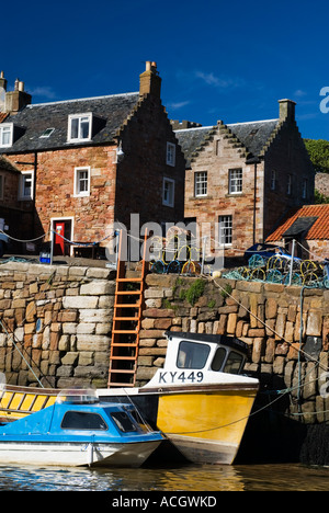 Les petits bateaux dans le vieux port dans le village traditionnel de pêcheurs de Crail dans East Neuk Fife Ecosse Banque D'Images