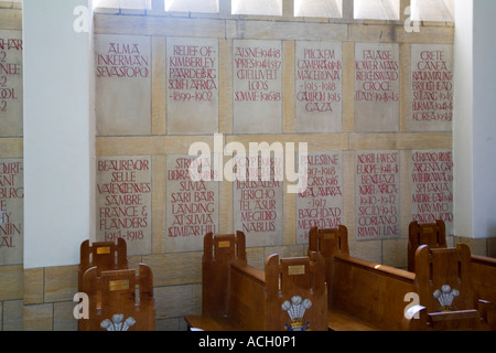 Gravée des campagnes sur le mur de la chapelle du régiment de David Welch Memorial Chapel Llandaff Cathedral Wales UK Banque D'Images