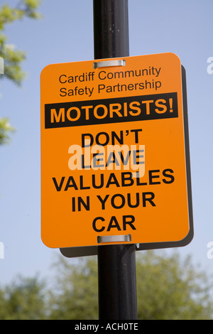 Avis d'avertissement dans le parc automobile de ne pas laisser d'objets dans les voitures Cardiff Wales UK Banque D'Images