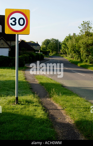 30 mph vitesse le long de la route d'entrer Stoke Goldington, Buckinghamshire, England, UK Banque D'Images