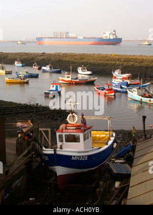 Bateaux de pêche au port de Paddy's Hole Teesmouth, avec un pétrolier remorqué par des remorqueurs dans le courant principal. Banque D'Images