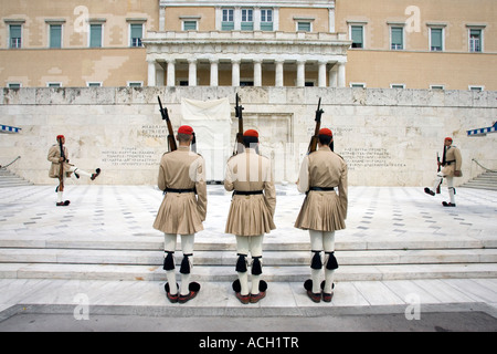 Evzones Soldats de la Garde présidentielle relève de la garde sur la Tombe du Soldat inconnu en face du Parlement Banque D'Images