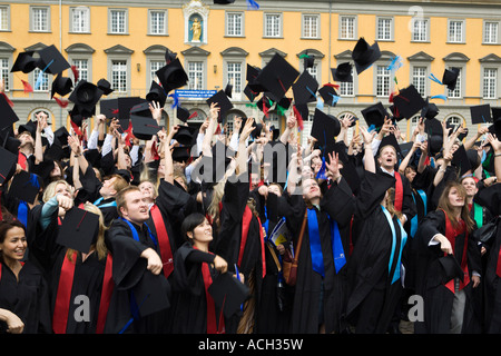 900 alumni ont obtenu leur diplôme lors d'une cérémonie à l'université de Bonn Banque D'Images