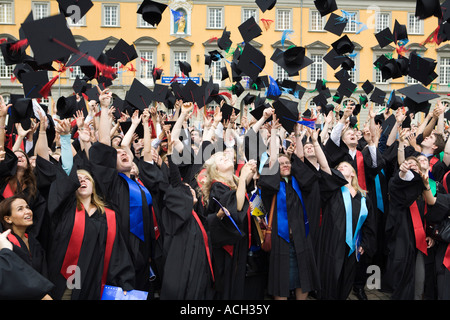 900 alumni ont obtenu leur diplôme lors d'une cérémonie à l'université de Bonn Banque D'Images