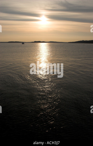 Vue sur mer à l'embouchure du port de Poole vers l'île de Brownsea de Studland Ferry pour Poole Dorset Sandbanks Banque D'Images