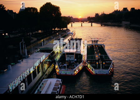 Pont Neuf et les excursions en bateau sur la Seine au coucher du soleil Paris France Europe Banque D'Images