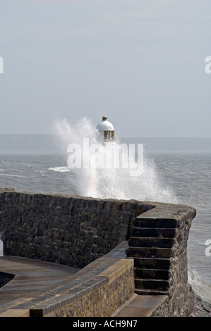 Vague se briser contre le phare de Porthcawl South Wales UK Banque D'Images