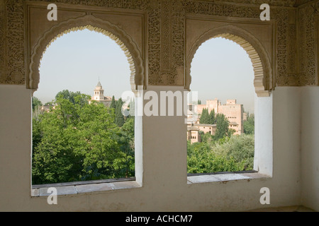 Vue à travers 2 arches vers le donjon et tour fissurée à Alhambra Banque D'Images