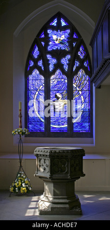 Moderne Bleu vitrail dans l'église Saint Édouard le Confesseur Romford Essex GB UK Banque D'Images