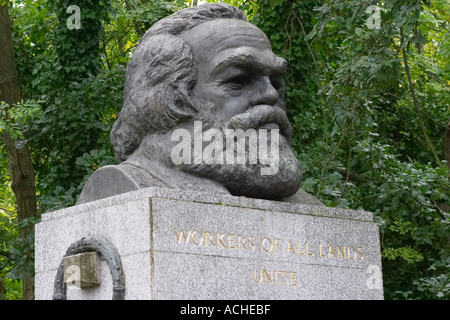 Buste de Karl Marx sur sa tombe au Cimetière de Highgate Londres Banque D'Images