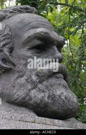 Buste de Karl Marx sur sa tombe au Cimetière de Highgate Londres Banque D'Images