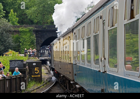 Regarder les touristes de passage d'un train à vapeur station Grosmont N Yorkshire UK Banque D'Images