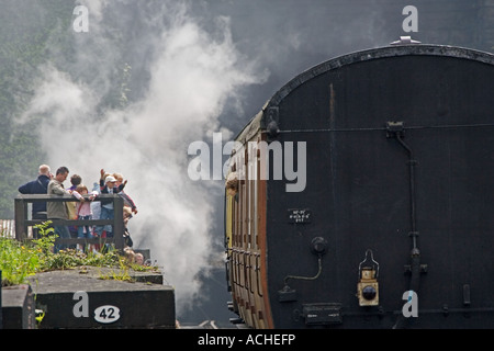 Regarder les touristes de passage d'un train à vapeur station Grosmont N Yorkshire UK Banque D'Images