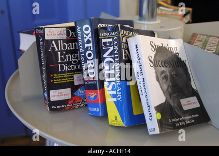 Dictionnaires dans college library Banque D'Images