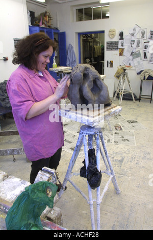 Femelle adulte étudiant dans la catégorie sculpture en argile à FE London College Banque D'Images