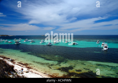 Bateaux amarrés à un ancrage sûr près de Pocillopora Reef Point Parker Rottnest Island Australie Occidentale Banque D'Images