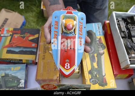 VINTAGE TOYS FOR SALE AT CAR BOOT JUSTE DIE CAST 1950 S et 1960 S POUR LES JOUETS DE COLLECTION VENTE À COFFRE D'UNE VOITURE JUSTE DANS L'EAST SUSSEX UK Banque D'Images