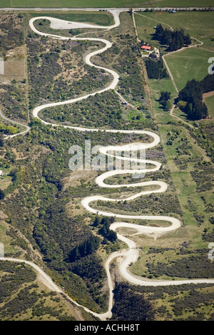 La route en zigzag au domaine skiable The Remarkables Queenstown ile sud Nouvelle Zelande aerial Banque D'Images