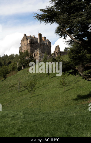 NeidPath Castle à Peebles, en Ecosse par la rivière Tweed. Banque D'Images