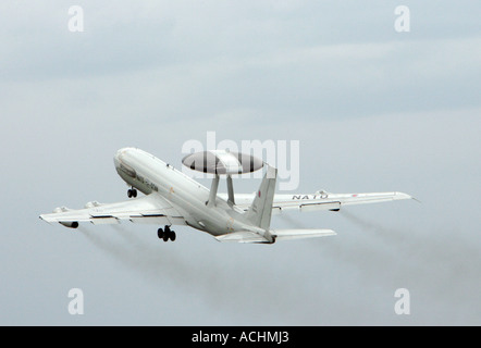 L'AWACS de l'OTAN OTAN Boing E3-Militäry avec une sentinelle d'aéronefs au cours de l'antenne radar 2006 ILA à Berlin Banque D'Images