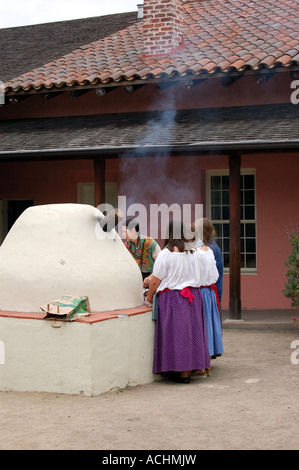 Re reconstituteurs tortillas cook sur un four à bois traditionnel à la Cooper House Historical Museum Monterey Californie Banque D'Images