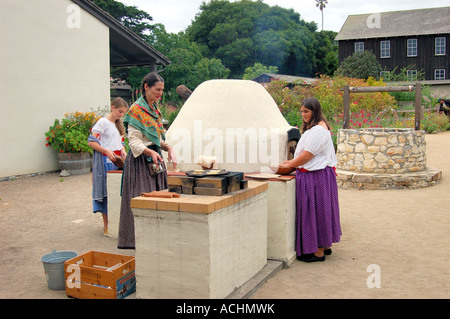 Re reconstituteurs tortillas cook sur un four à bois traditionnel à la Cooper House Historical Museum Monterey Californie Banque D'Images