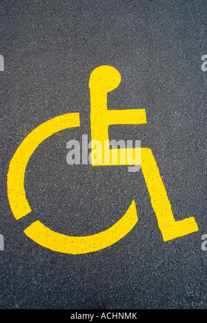 Logo handicapé peint sur l'aire de stationnement Banque D'Images