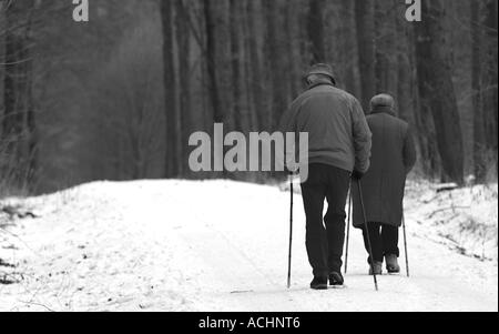 Grand-père et grand-père marcher dans une forêt d'hiver Banque D'Images