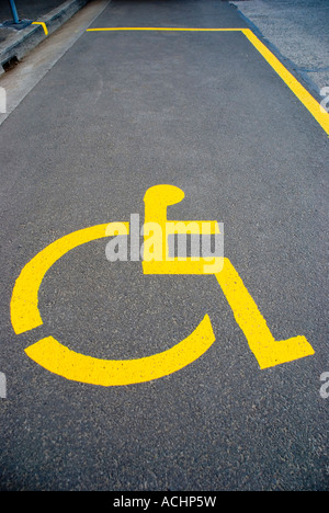 Logo handicapé peint sur l'aire de stationnement Banque D'Images