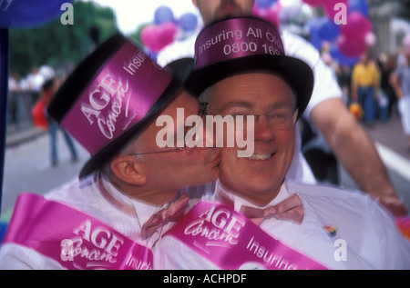 Les personnes âgées lors de la parade du Mardi gras gay de Londres Banque D'Images