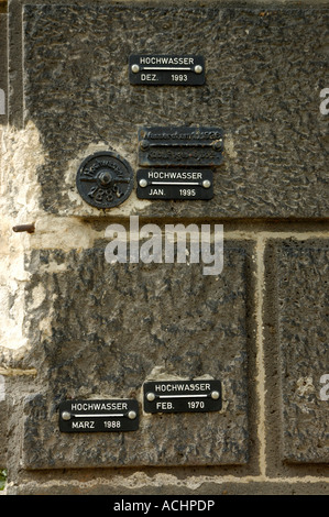 Marques d'eau haute suivant pour le Rhin à Coblence, en Allemagne. Banque D'Images