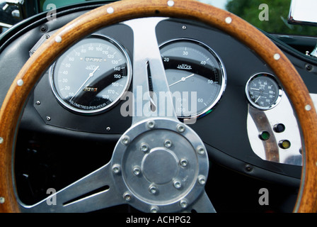 Vintage Car MG avec volant en bois Banque D'Images