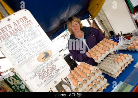 Marché hebdomadaire le mercredi Street Machynlleth Powys Pays de Galles Juillet 2007 - femme vendant des œufs de la ferme organique de son étal Banque D'Images