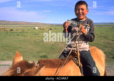 Jeune garçon de 12 ans sur l'exploitation Premier Dollar américain dans le pays des nomades de Mongolie Banque D'Images