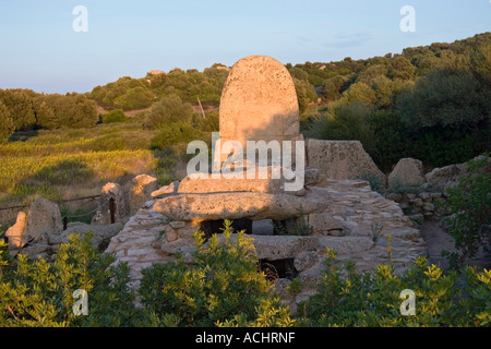 La tombe des géants de Coddu Vecchiu, Sardaigne, Italie Banque D'Images