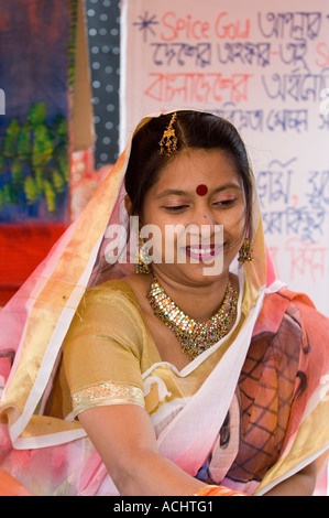 Asian woman wearing un saree traditionnel, et un bindi sur le front, les trois devant une affiche écrit en bengali Banque D'Images