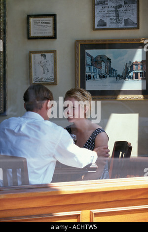 Young Caucasian couple talking in cafe Banque D'Images