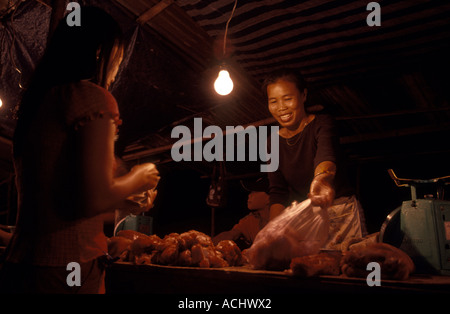 Asie Laos Vientiane femme travaille dans food au marché de nuit au nord-est de la capitale Banque D'Images