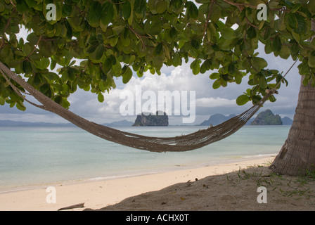 Hamac sur la plage de la côte Est de l'île de Koh Hai, en Thaïlande, en Asie du sud-est Banque D'Images