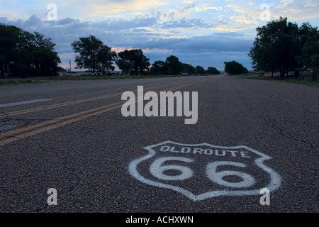 Emblème peint sur la rue sur l'historique Route 66 dans la région de Glenrio, près de la frontière du Texas Oklahoma Juin 2006 Banque D'Images