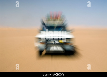 Un Landcruiser Touareg traverse le Ténéré vide déchets de l'Algérie Sahara central en route de Tamanrasset à Djanet Banque D'Images